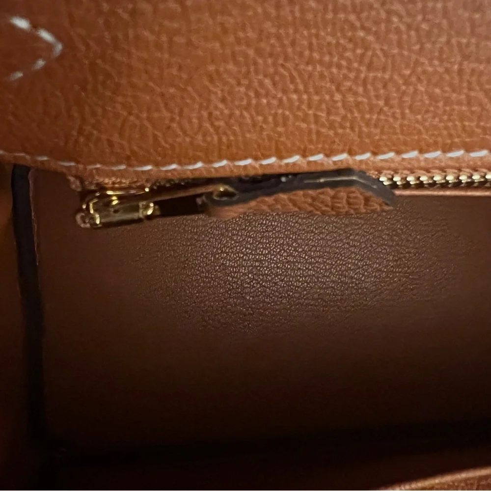 25 cm genuine Togo leather featuring an embossed crocodile print. - Picture 8 of 11